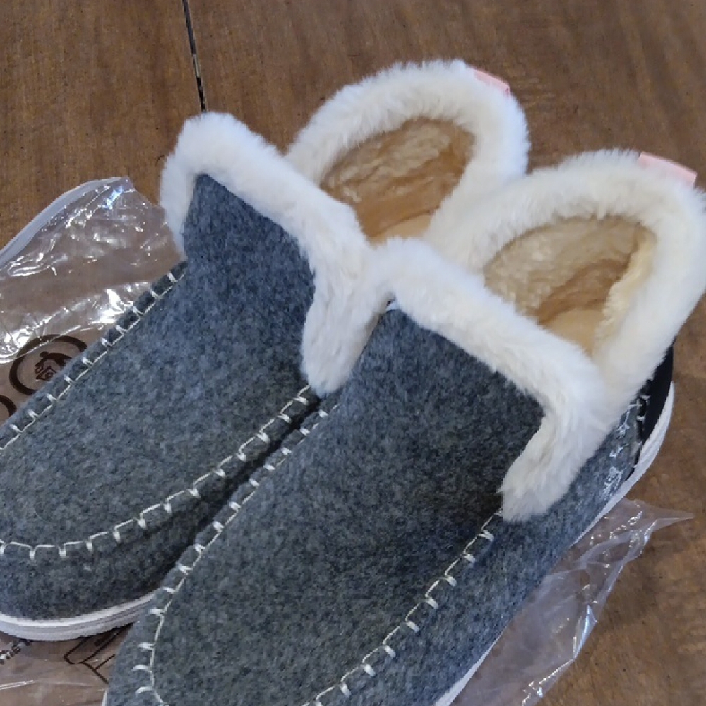 Gray Fleece-Lined Women's Moccasins - Picture 5 of 8